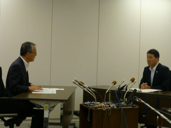画像：複合災害対策について意見交換する田中委員長と泉田委員長（新潟県知事）